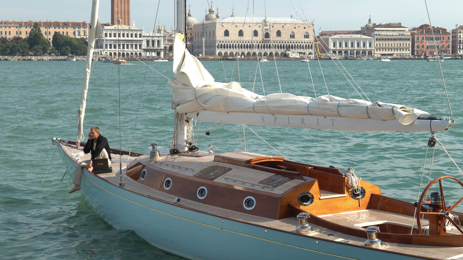 spirit-f-bond-007-luxury-yacht-2